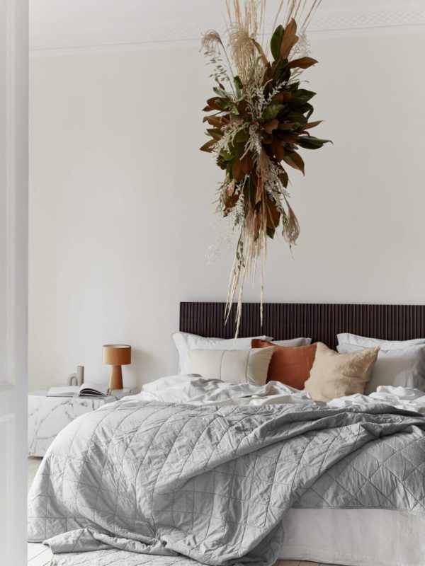 Photo: Hemtextilier Launch: 2020-5 AD: Anna Westlund Photo planning:  Search term:  Image name: AKAB  Image content: 1574152-01 Soffbord Look 60x60 cm Vit 1574177-01 Sänggavel Betty 180 cm Brun 1516555-02 Veckbandslängd Emelie 2-pack Vit 1516613-02 Sängkappa Juliette Loose Fit Vit 1041573-21 Örngott Candice Kanelbrun 1575029-01 Bordslampa Diana Guld 1029044-16 Påslakanset Juliette, 2 eller 3 delar Cremevit Med Fröskal 1573859-02 Vas Rope small Sandy Mole 1538733-05 Överkast Rania i vintagetvättad bomull Ljusgrå 1029044-01 Påslakanset Juliette, 2 eller 3 delar Vit 1538018-03 Kuddfodral Juliette Square i ekologisk bomull Kittgrå 1534919-20 Örngott Candice med knytband Havregul
